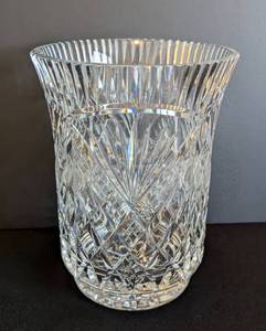 lot 106 image: Beautiful Crystal Vase