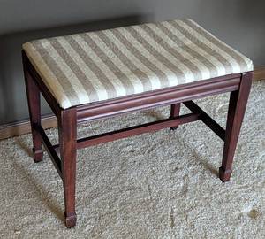 lot 83 image: Petite Mahogany Wood Bench