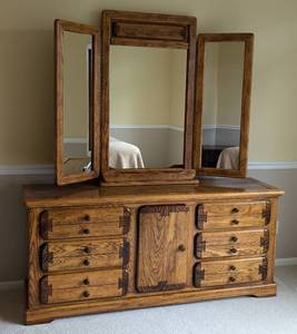 lot 21 image: Vintage Two Tone Oak Mirrored Dresser