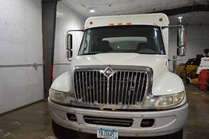 2007 INTERNATIONAL 4300 DT466 BEVERAGE STRIGHT TRUCK