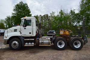 2011 MACK PINNACLE CHU613
