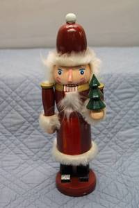lot 37 image: Vintage Wooden Nutcracker Santa Holding Christmas Tree