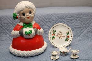 lot 38 image: Vintage Christmas Tea Set with Mrs. Claus Figurine