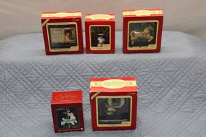 lot 41 image: Collection of 6 Carlton Cards Holiday Decorations - Includes Collectors Series