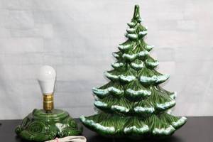lot A-89 image: Vintage Ceramic Christmas Tree Lamp with Bulbs