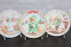 lot 91 image: Set of 3 Collectible Decorative Plates - Cherished Teddies Collection