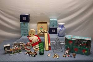 lot 117 image: Holiday Decoration Collection with Vintage Ornaments and Accessories
