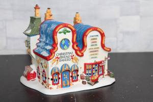 lot B-122 image: Heritage Village Collection North Pole Series Christmas Bread Bakers