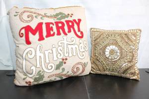 lot 134 image: Set of 2 Decorative Holiday Throw Pillows - Merry Christmas & Beaded Design