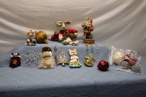lot 148 image: Assorted Holiday Decorations and Ornaments Collection