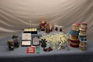 lot 149 image: Holiday Decorative Items and Accessories Lot
