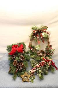 lot 155 image: Set of 3 Holiday Wreaths and Decorative Accents