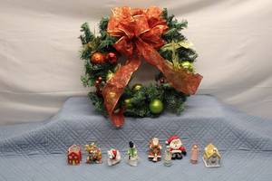lot 158 image: Christmas Decor Set Wreath with Figurines and Ornaments