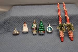 lot 168 image: Collection of 6 Vintage Christmas Ornaments and Candles