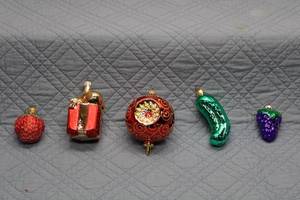 lot C-172 image: Set of 5 Vintage Christmas Glass Ornaments