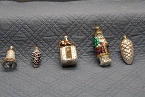 lot C-176 image: Set of 5 Vintage Glass Christmas Ornaments