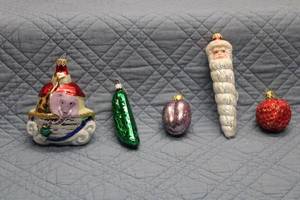 lot C-178 image: Set of 5 Vintage Glass Christmas Ornaments