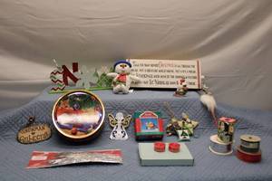 lot 192 image: Collection of Vintage Christmas Decor Items