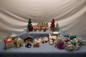lot 200 image: Mixed Lot of Vintage Christmas Decorations and Ornaments