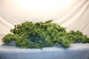 lot 202 image: Christmas Garland with Light Set