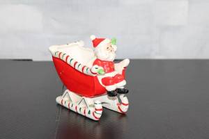 lot 203 image: Vintage 50s Glass Santa Claus Figurine in Sleigh Decoration
