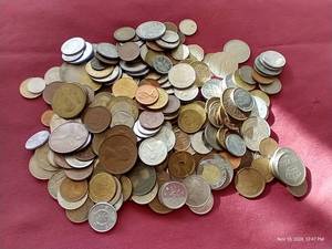 lot 23 image: 2.5 lb Bag of Foreign Coins