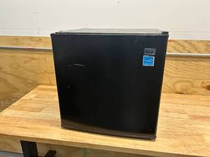 AVANTI Compact Refrigerator Model RM16J1B