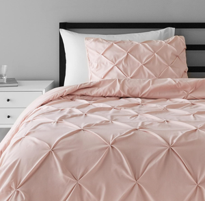 lot 186 image: King Size 2PCS Amazon Basics Pinch Pleat All-Season Down-Alternative Comforter Bedding Set