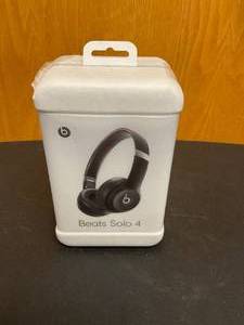 lot 7 image: Beats - Solo 4 True Wireless On-Ear Headphones - Matte Black