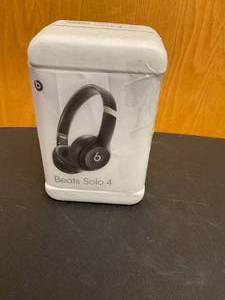 lot 8 image: Beats - Solo 4 True Wireless On-Ear Headphones - Matte Black