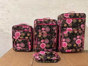 lot 51 image: Rockland Luggage Impulse Expandable Luggage 4-Piece Softside Luggage Set, F108