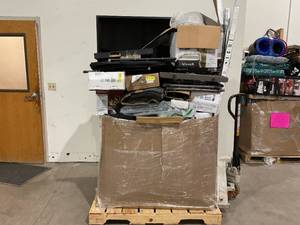 lot 910 image: Wholesale Pallet of Assorted Miscellaneous Items