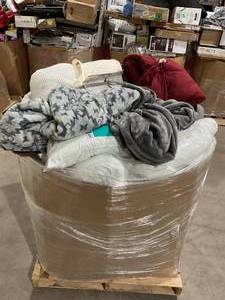 lot 914 image: Wholesale Pallet of Blankets and Pillows
