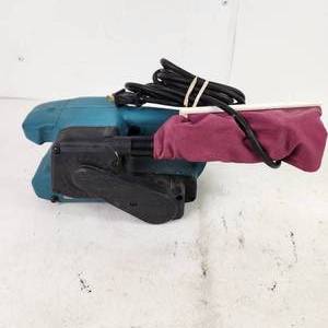 lot 15 image: Makita 9911 Corded Sander With Bag Tested Works