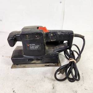 lot 18 image: Black & Decker Corded 12 Sheet Dustless Finishing Sander Tested Works