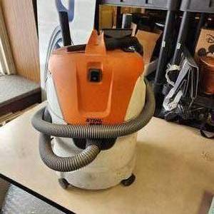 lot 33 image: STIHL SE 62 Shop Vacuum With Attachments Works Great