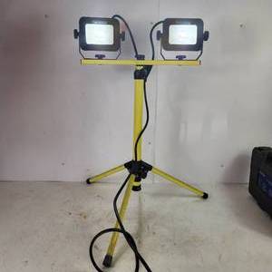 lot 63 image: Performax LED Work Light Tripod Adjustable Great Condition