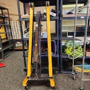 lot 73 image: Engine Hoist