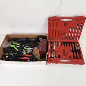 lot 82 image: Miscellaneous Tools Wire Brushes And More