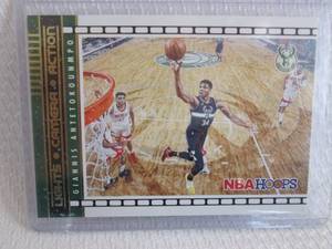 lot 53 image: 2021-22 NBA Hoops Giannis Antetokou...