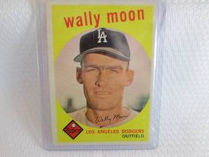 lot 55 image: 1959 Topps Wally Moon  Card...
