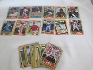 lot 224 image: Assorted 1987 Topps Baseball Cards...