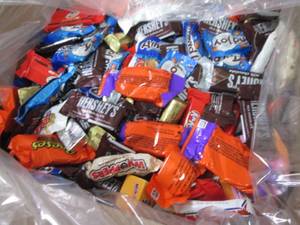 lot 343 image: 15 lb Assorted Snack Size Candy in ...