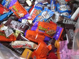 lot 344 image: 15 lb Assorted Snack Size Candy in ...