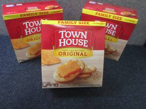 lot 401 image: 3- 20.7 oz Town House Original Crac...