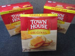 lot 403 image: 3- 20.7 oz Town House Original Crac...