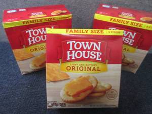 lot 404 image: 3- 20.7 oz Town House Original Crac...