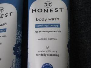 lot 410 image: 6- 8 oz Honest Soothing Therapy Bod...