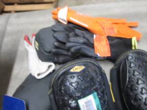 lot 485 image: Assorted Knee Pads & Gloves...
