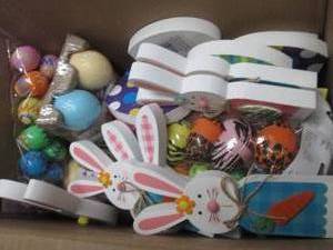 lot 524 image: Box of Assorted Easter Eggs, Gel Cl...